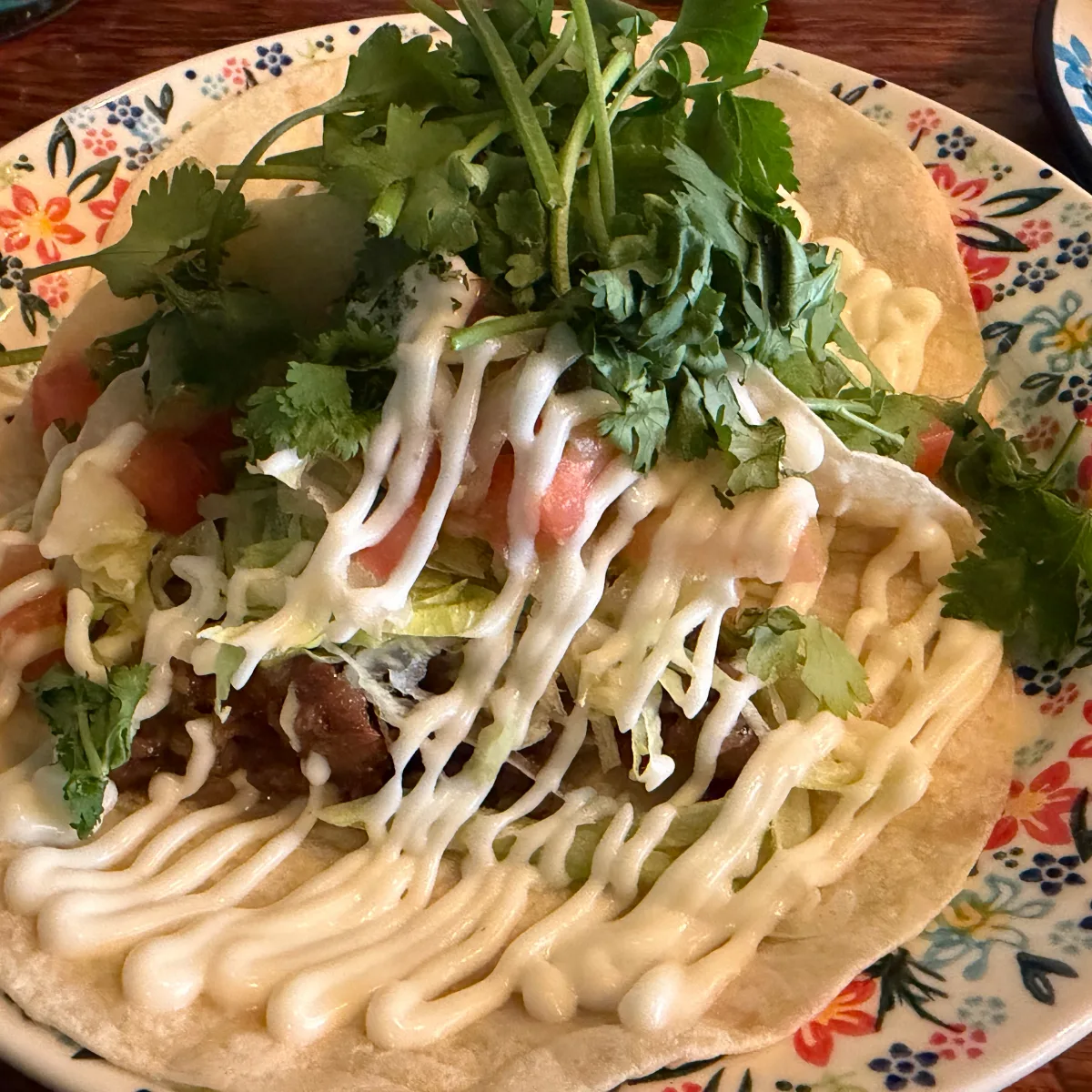 パクチーをのせたタコス