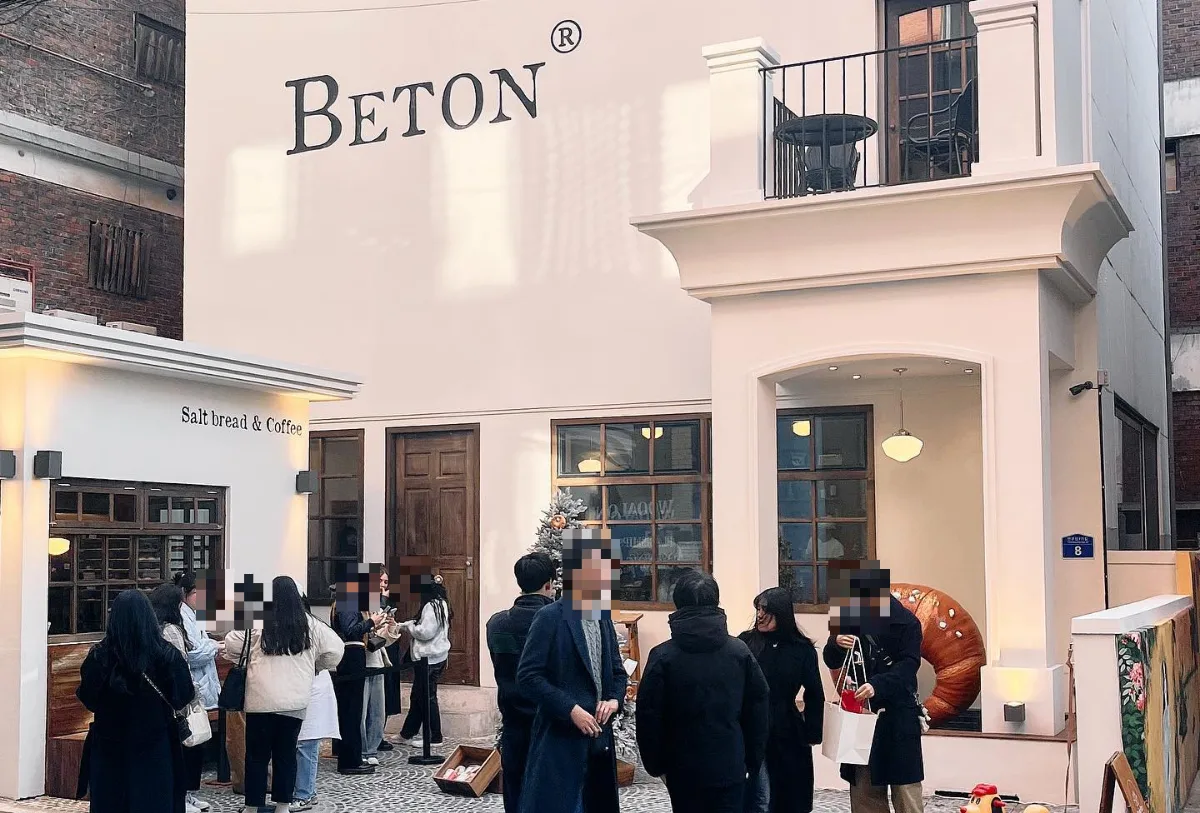 店先に集まる人々とBETONの看板