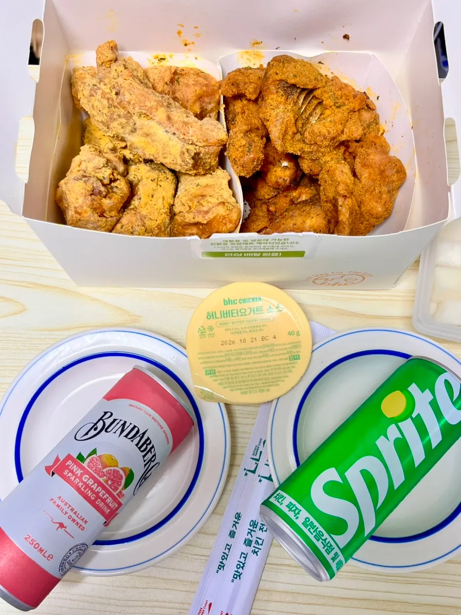 bhcチキン 明洞本店 — 二種類のチキンと缶飲料