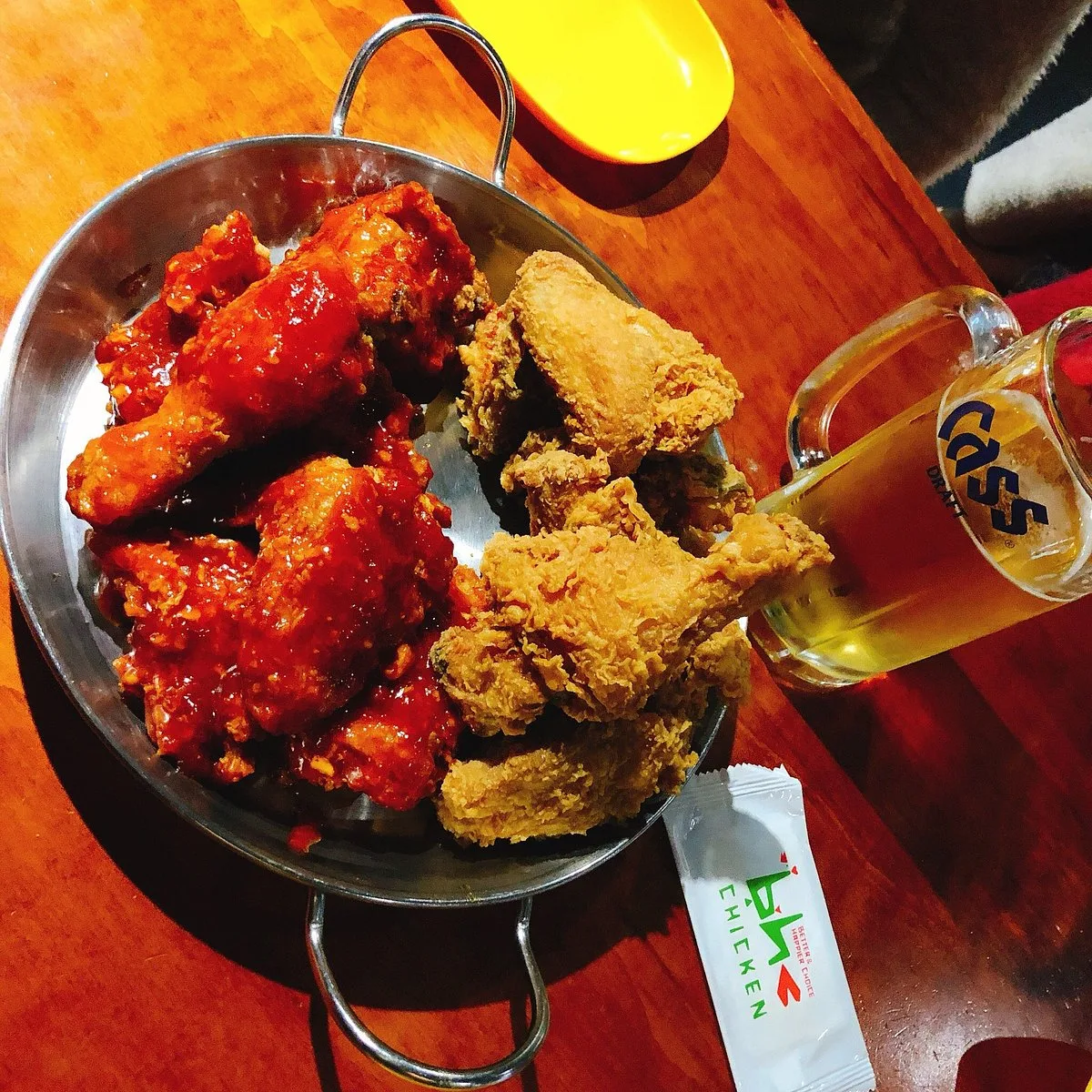 フライドと甘辛いヤンニョムのチキンと生ビール