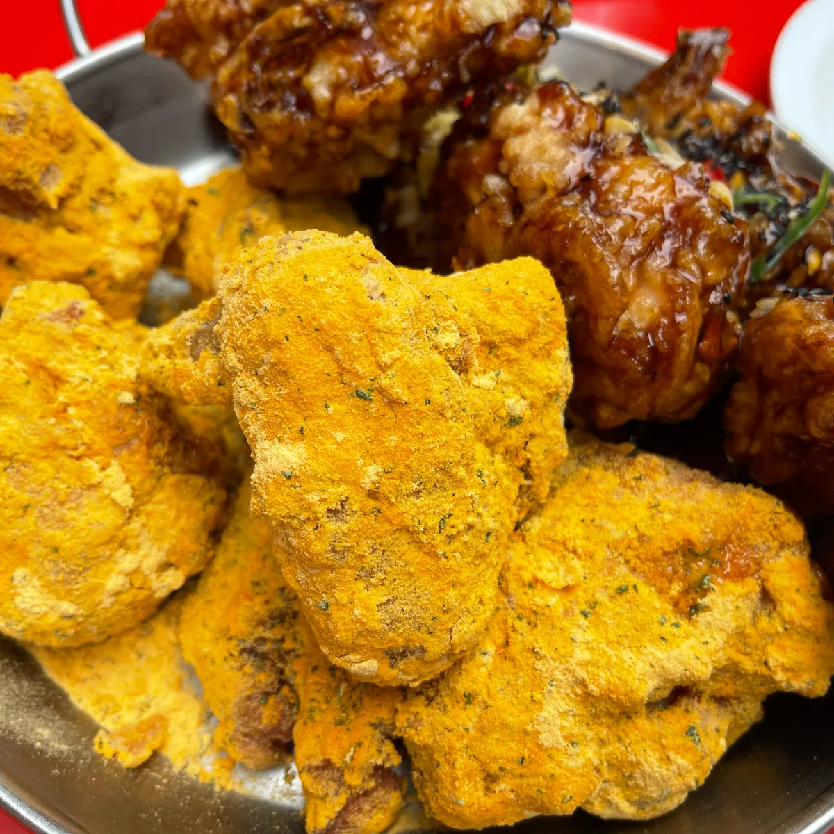 bhcチキン 明洞本店 — 黄色い粉をまとったチキン