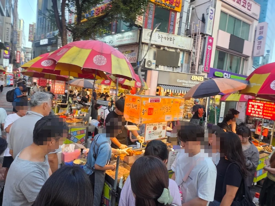 屋台を囲んで料理を選ぶ人々