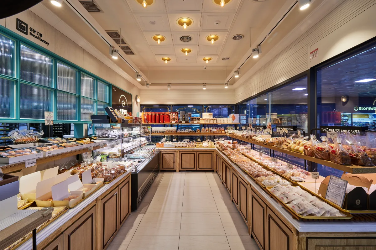 B&C製菓 釜山駅店 — パンが並ぶ店内の陳列棚