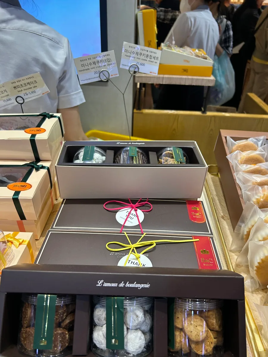 リボンを結んだ箱入りのお菓子