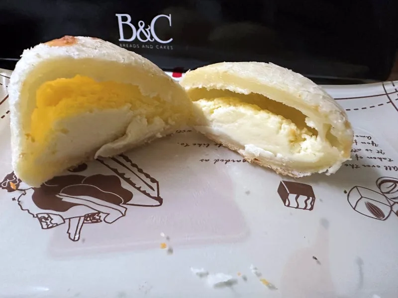 白いクリームが詰まったまんじゅう