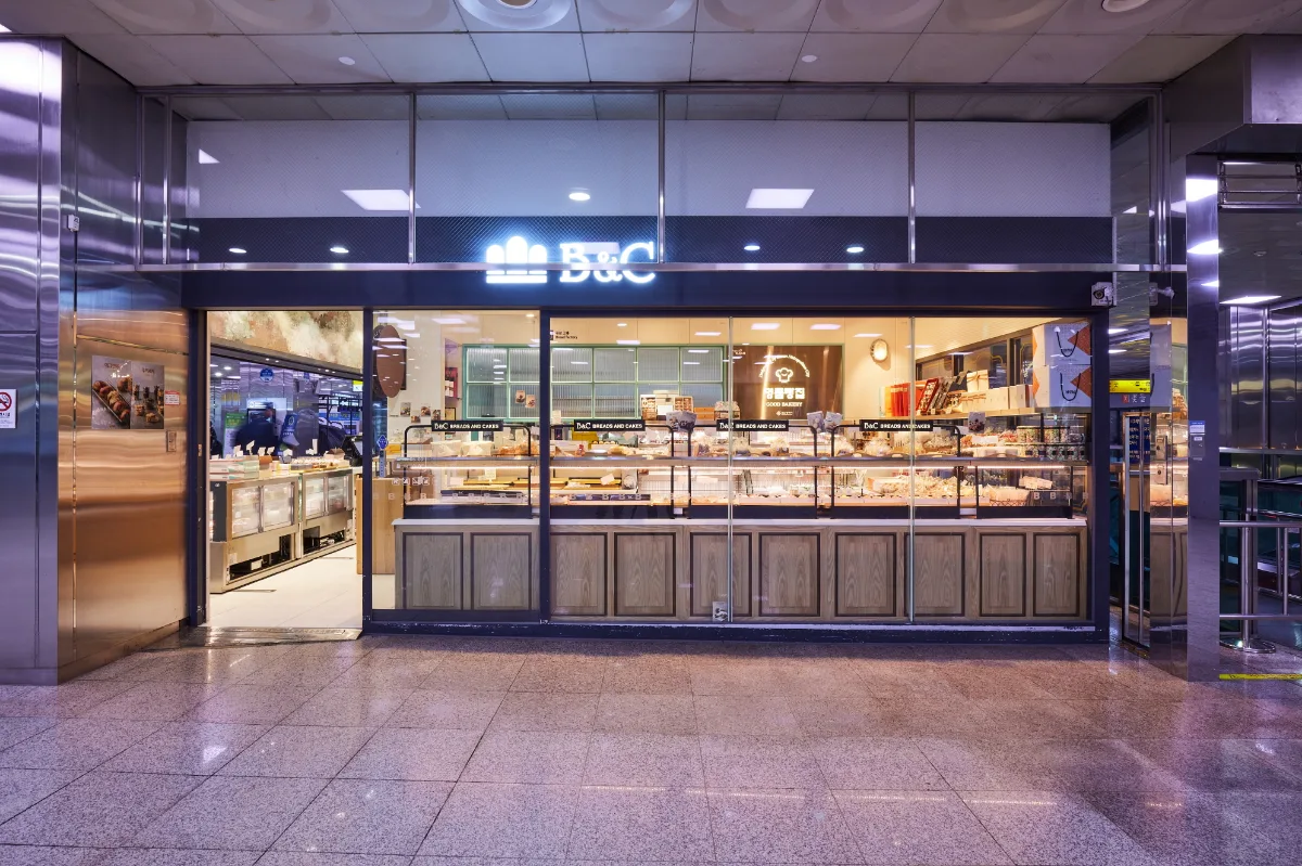 B&C製菓 釜山駅店 — B&Cの看板とガラス張りの売り場