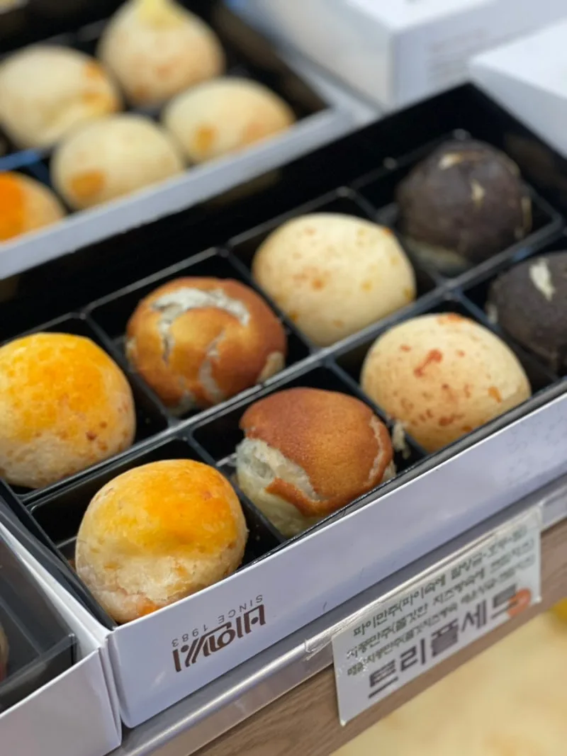 箱に並ぶ色とりどりのまんじゅう