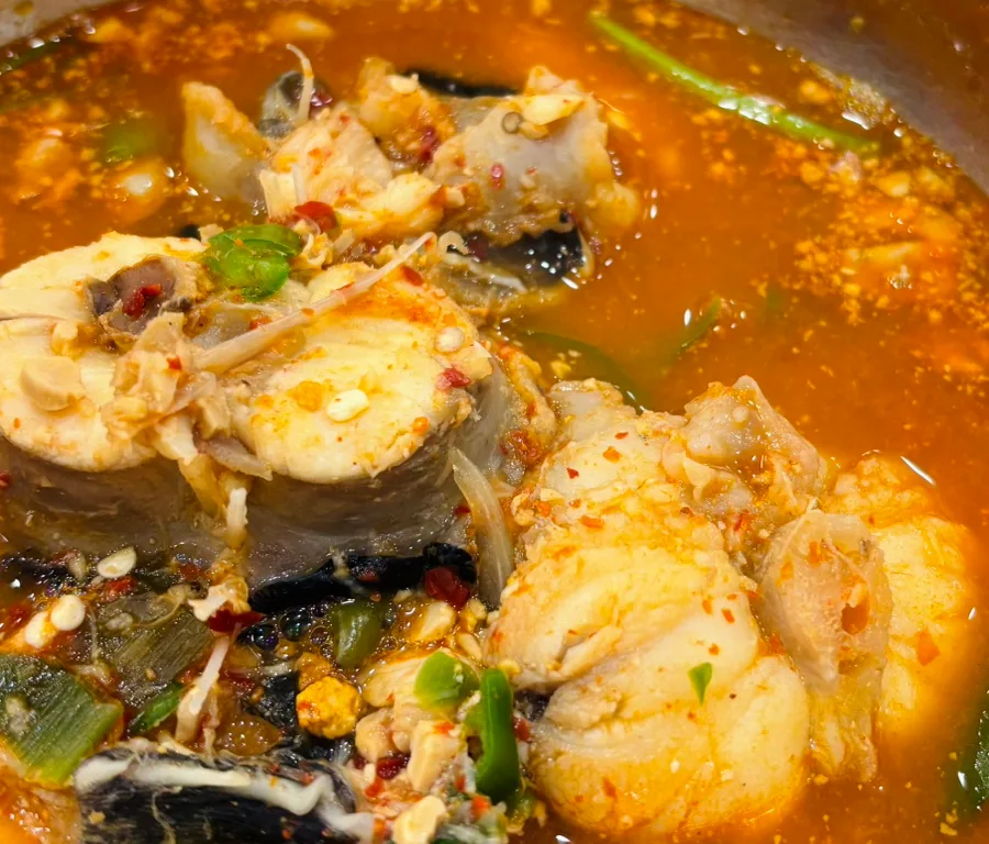 赤いスープに入った魚の身