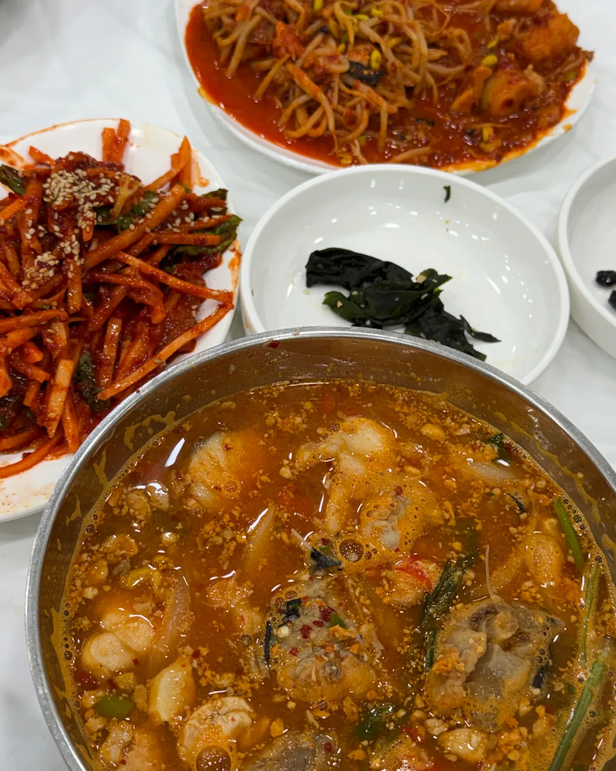 ポッチュン食堂 — 魚のスープと赤い和え物の食卓