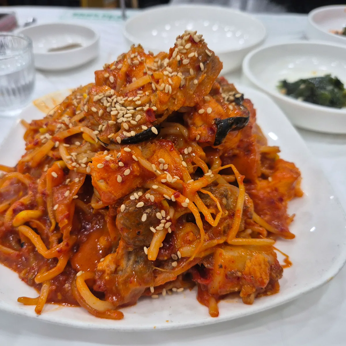 ポッチュン食堂 — 赤いたれをまとった魚ともやし