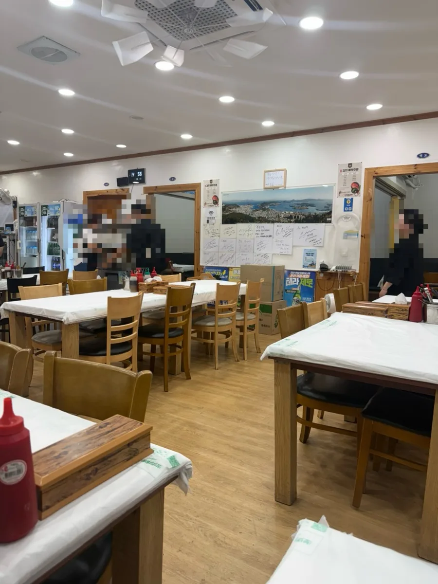 ポッチュン食堂 — 木の椅子が並ぶテーブル席