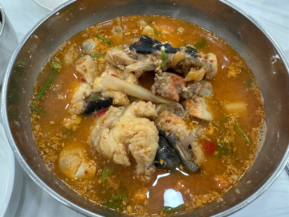 魚の身が入った赤いスープ