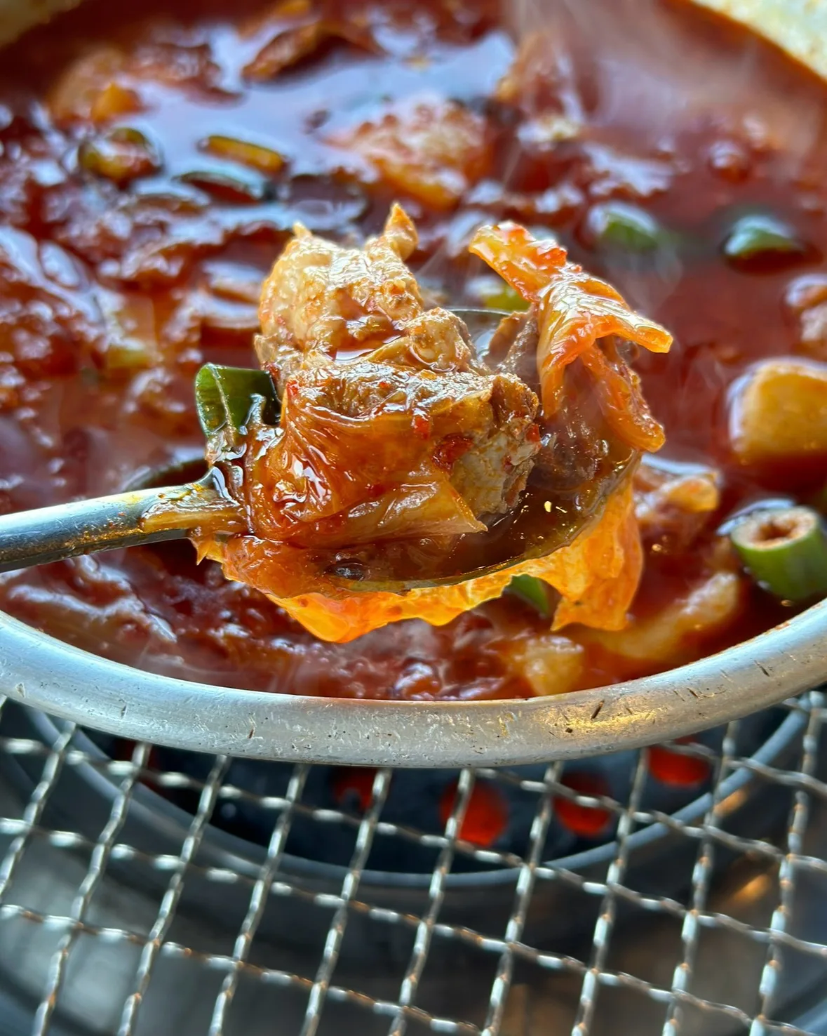 キムチチゲからすくった肉と白菜