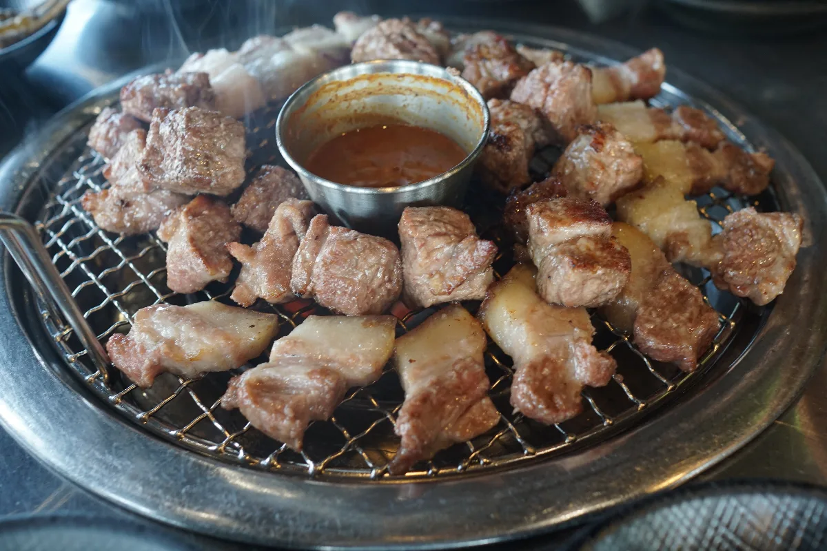 ポクチャシ・ヨンタングイ 城山本店 — 網いっぱいに並ぶ厚切り豚焼肉