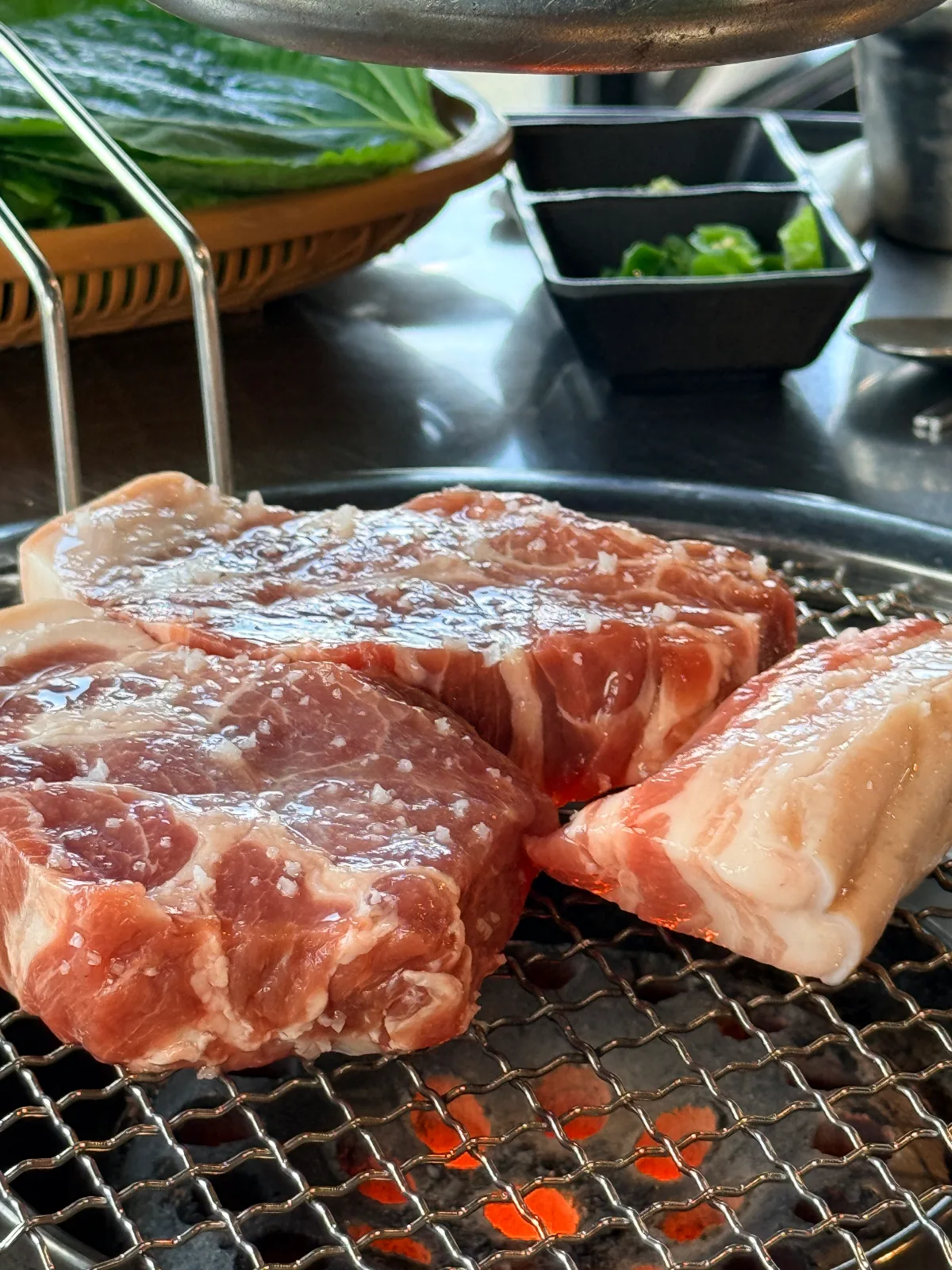 網にのせた厚切りの豚肉