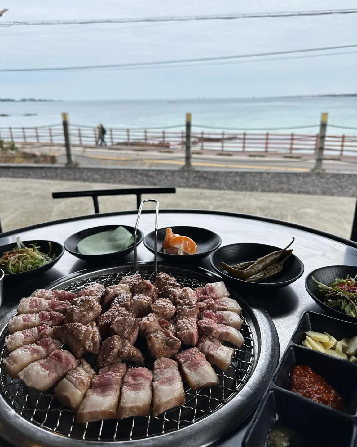 海を望む窓辺で焼く厚切り豚肉