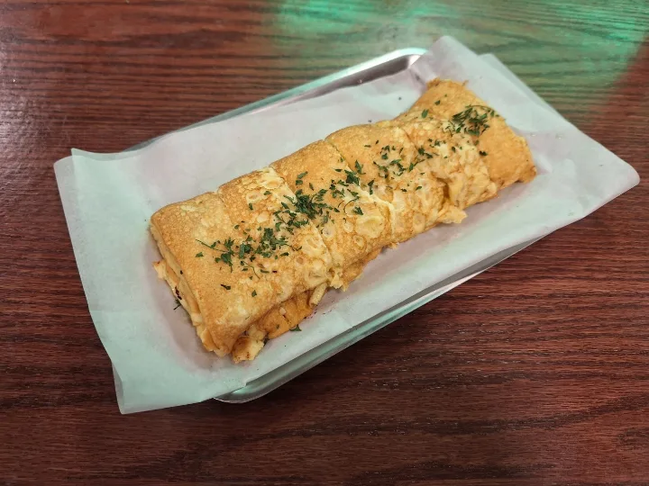 パセリを散らした鉄板の卵焼き