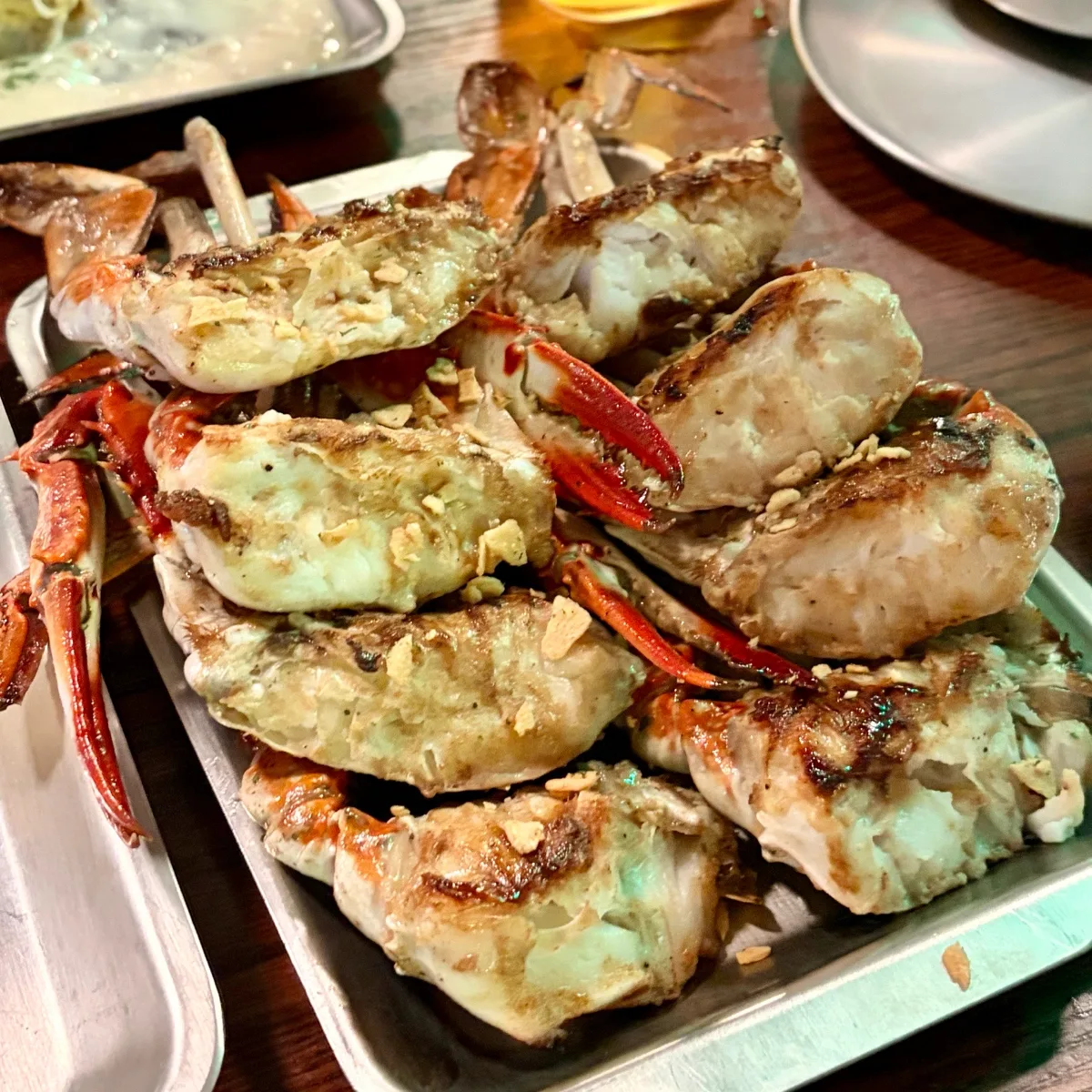 焼き色の付いたカニの身と脚