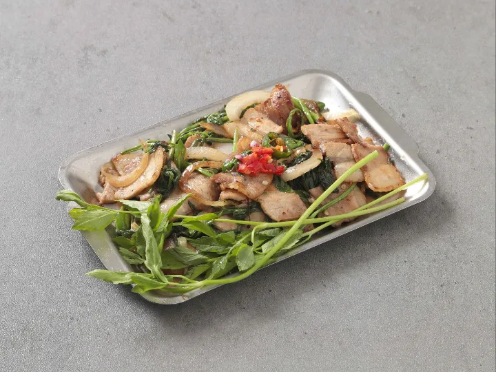 セリと豚バラ肉の炒め物