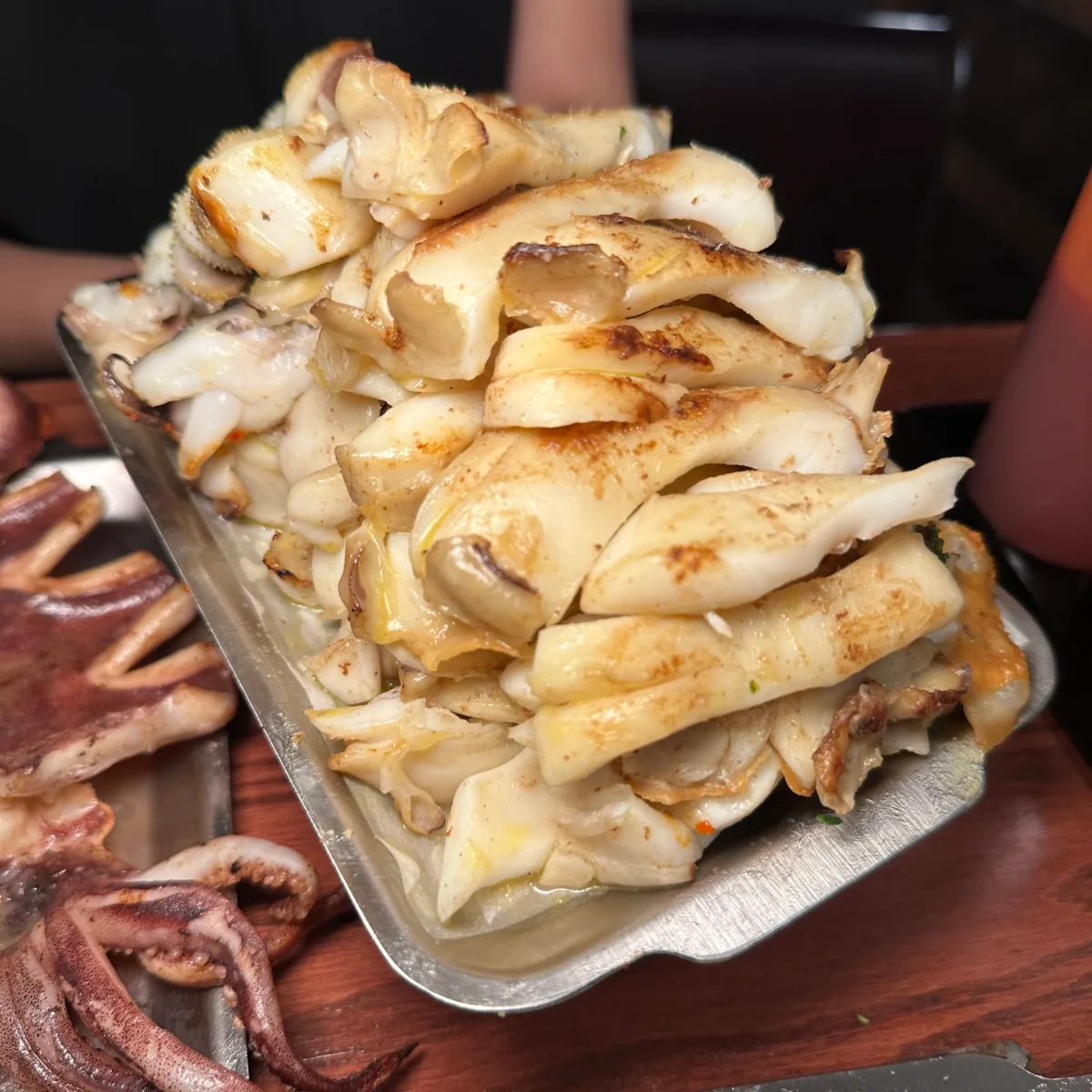 ボンヌンジプ — 皿に盛られたコウイカのバター焼き