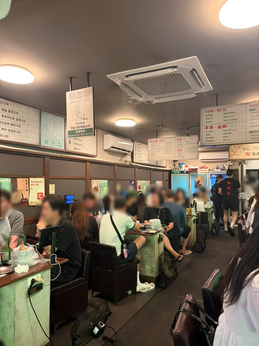 客でにぎわう店内のテーブル席