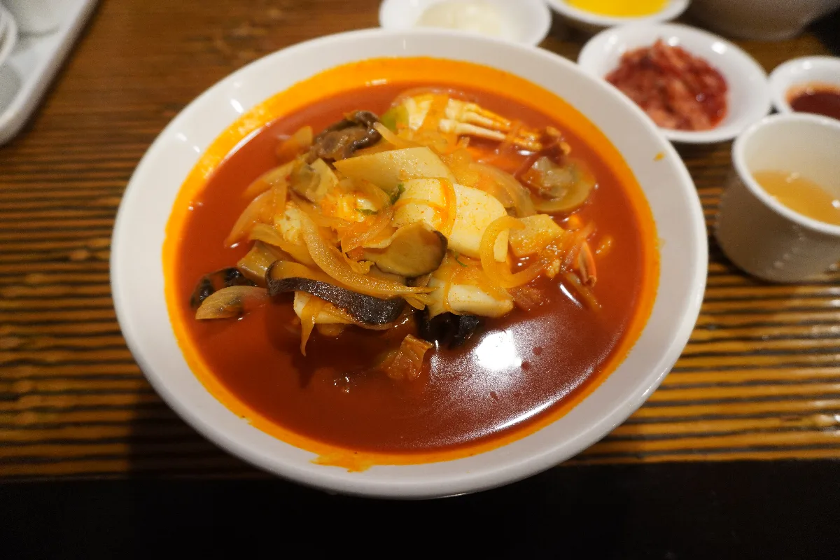 魚介と野菜が入った赤いスープ