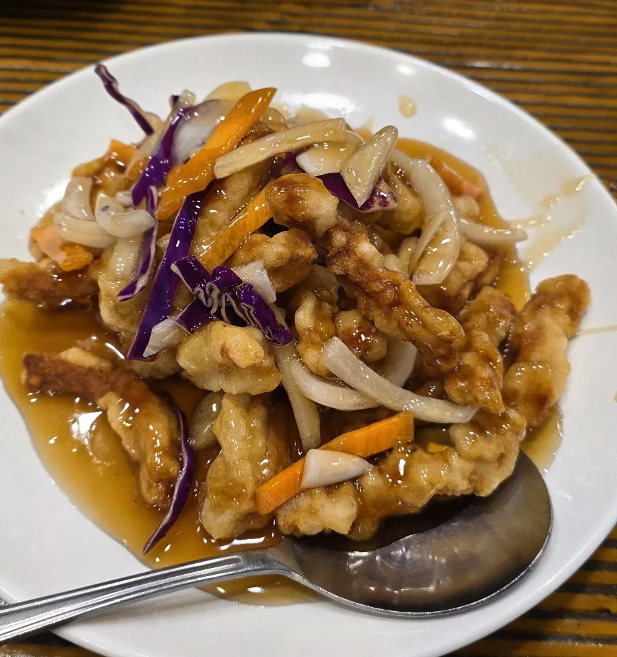 野菜と甘酢あんがかかった揚げ物