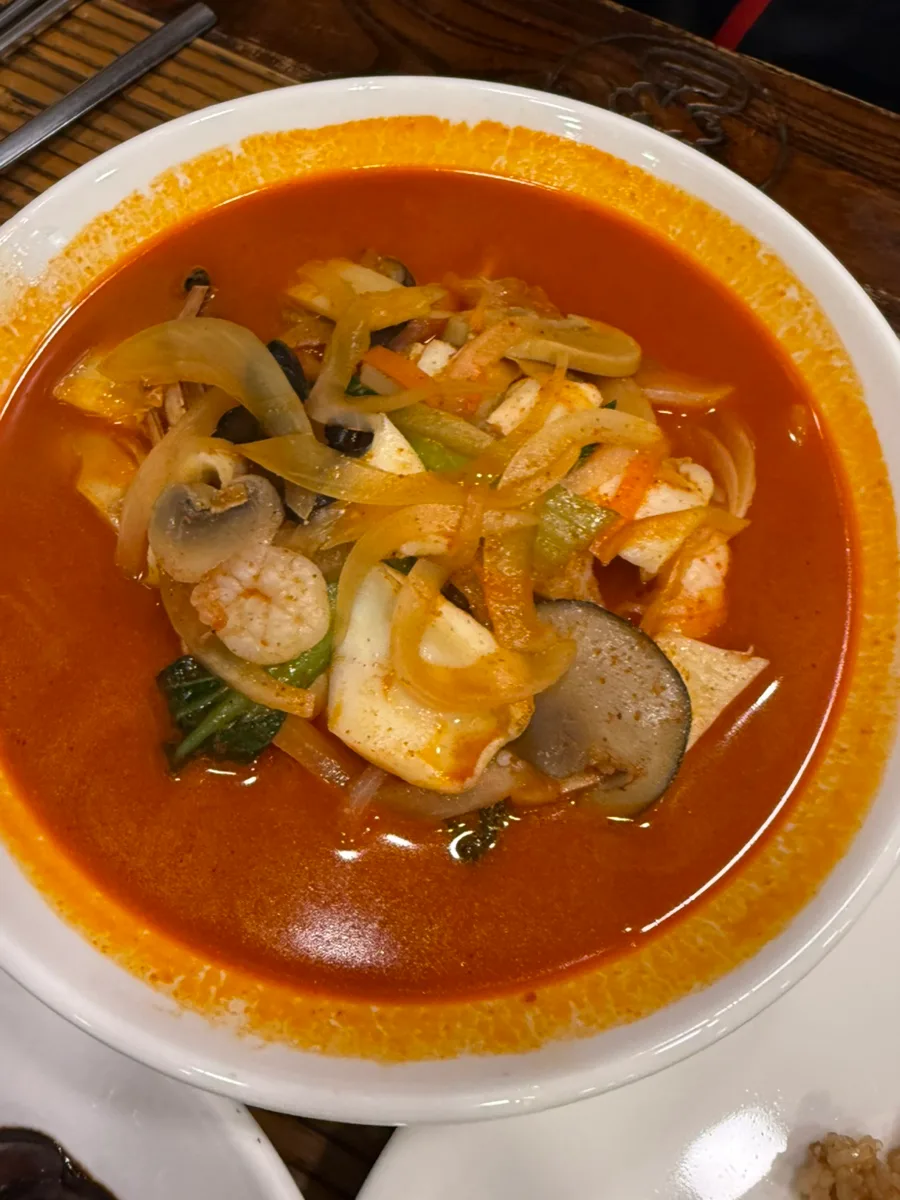 エビとイカ、野菜入りの赤いスープ