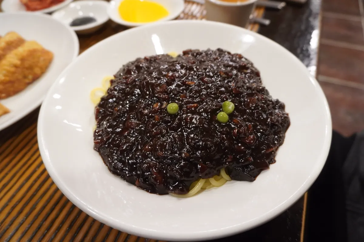 黒味噌ソースがたっぷりのチャジャン麺