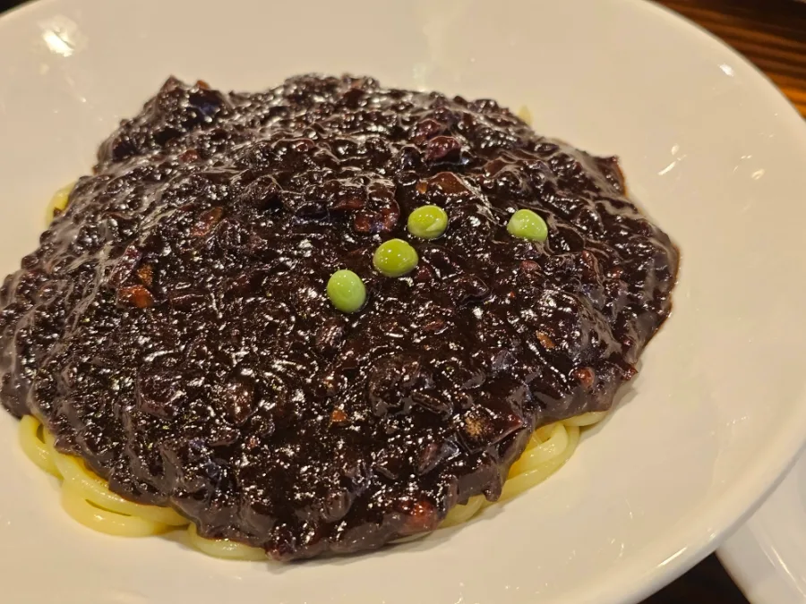 グリーンピースをのせた普通のチャジャン麺