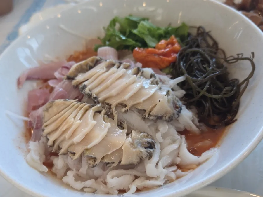 薄切りアワビをのせたムルフェ