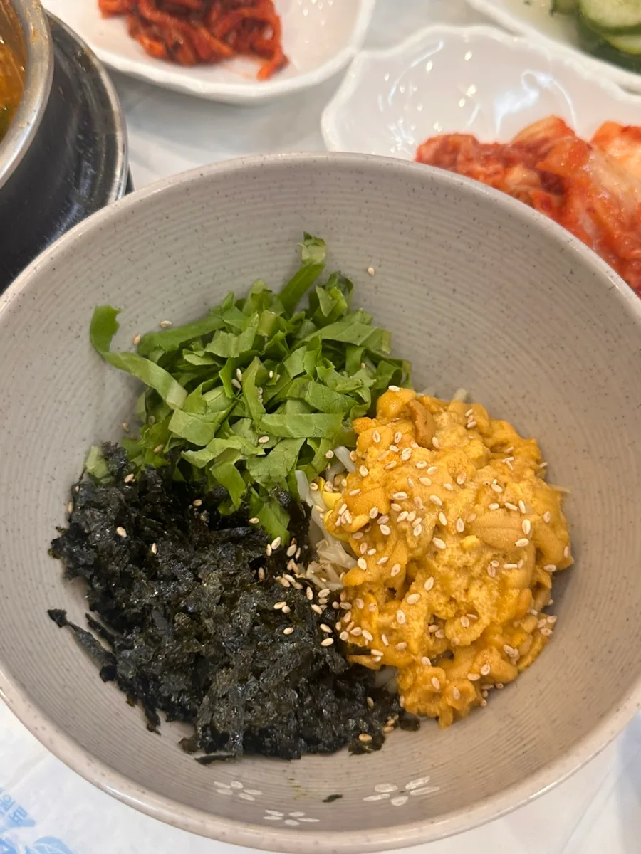 ボンポ・モグリチプ 本店 — ウニと海苔、葉野菜のご飯