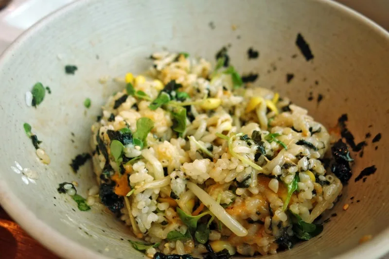 海苔や野菜を混ぜたご飯