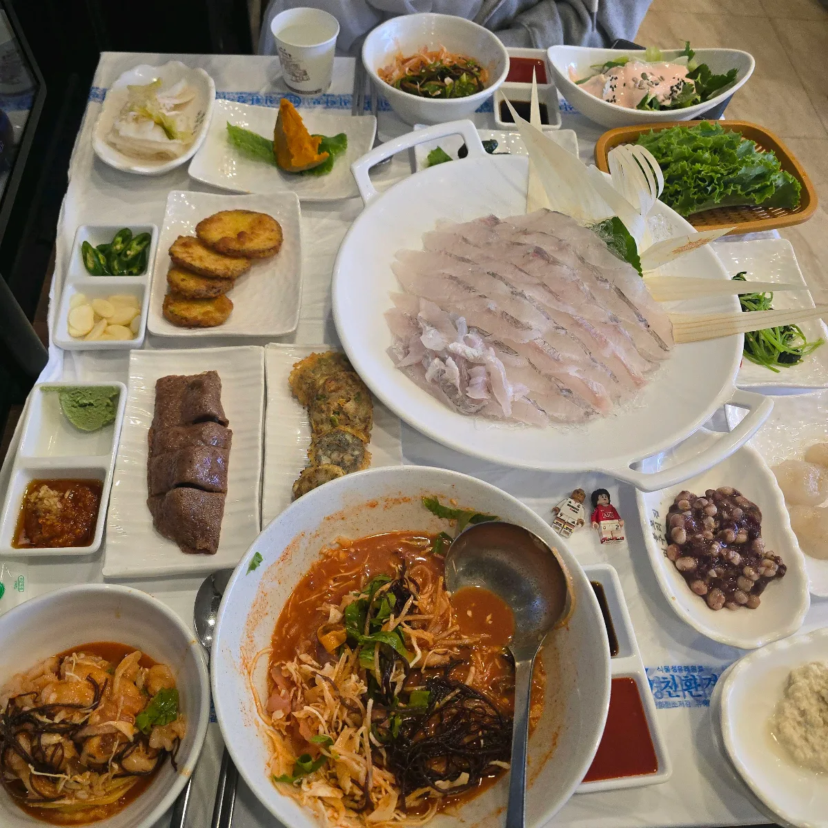 ボンポ・モグリチプ 本店 — 刺身と海鮮料理が並ぶ食卓