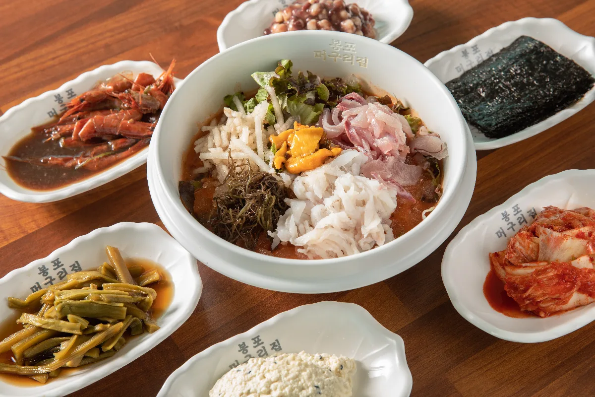 ボンポ・モグリチプ 本店 — 魚介を盛ったムルフェと小鉢