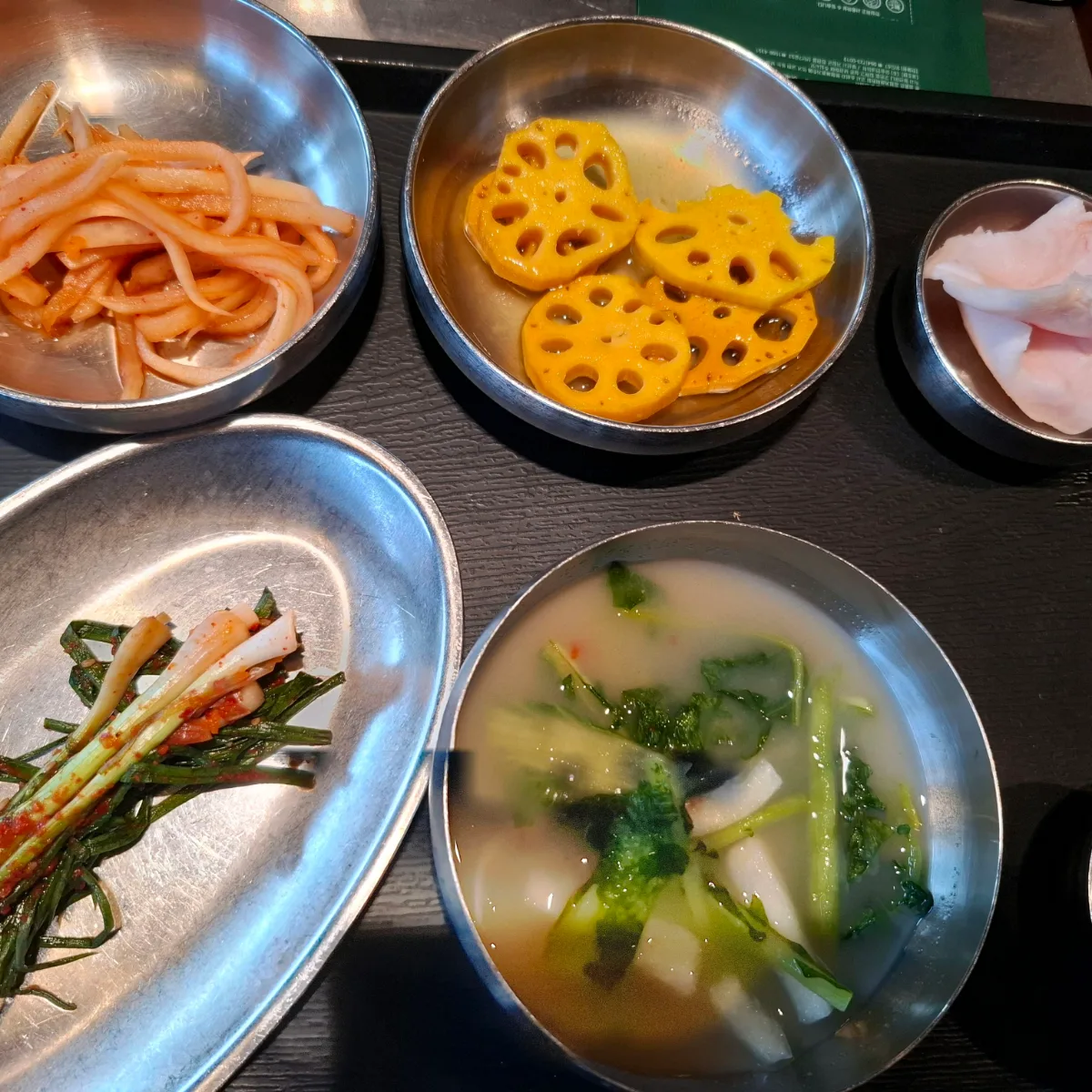 銀の器に盛られた小皿料理