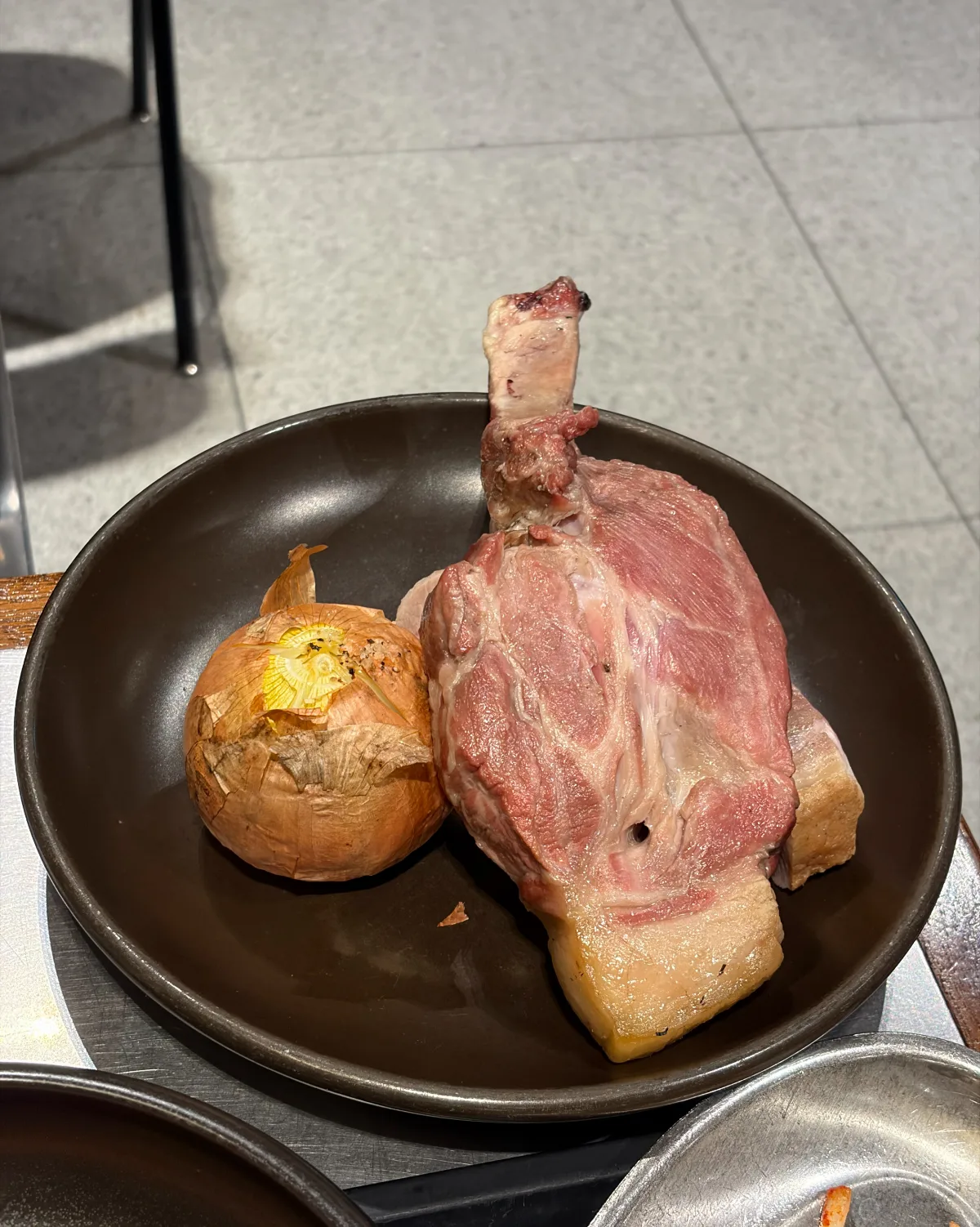 ボルムスプ 西帰浦中文店 — 骨付き肉と丸ごとの玉ねぎ