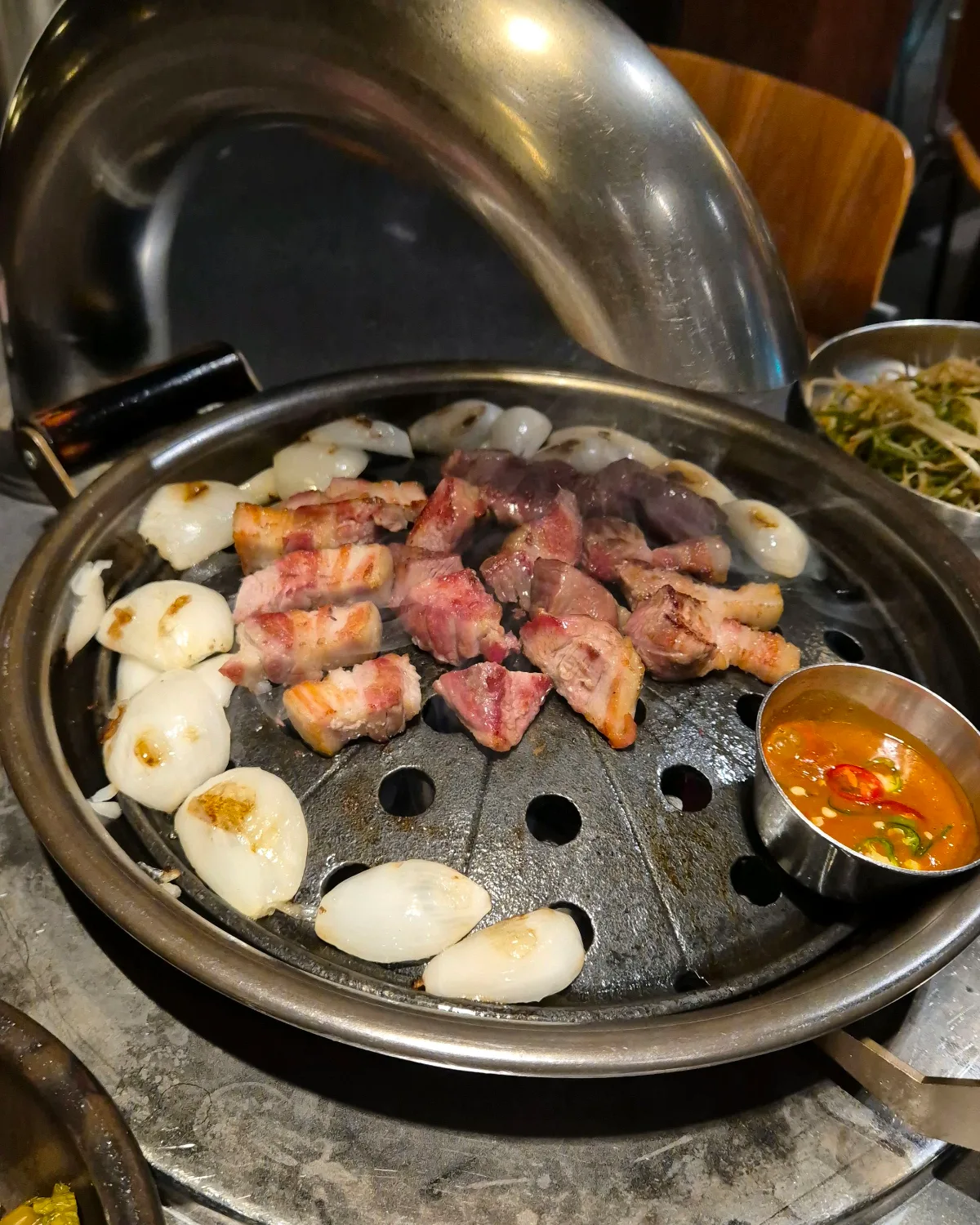 ボルムスプ 西帰浦中文店 — 鉄板で焼く豚肉とニンニク