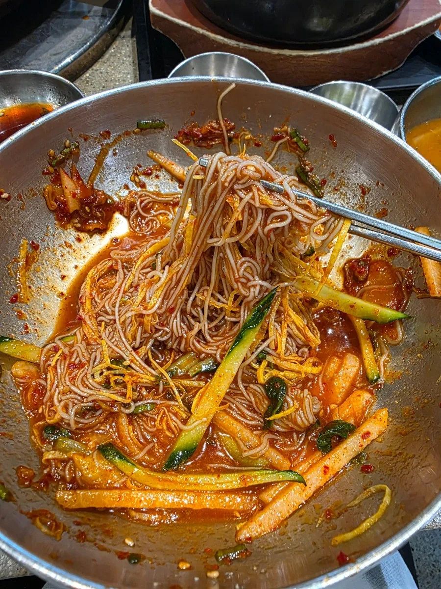野菜をのせたビビン冷麺