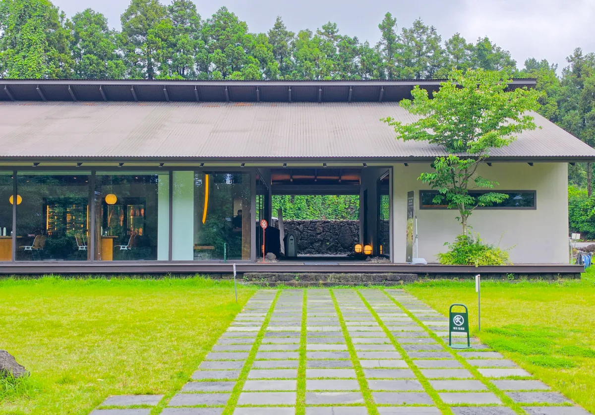 ボルムスプ 西帰浦中文店 — 芝生の庭に面した平屋の建物