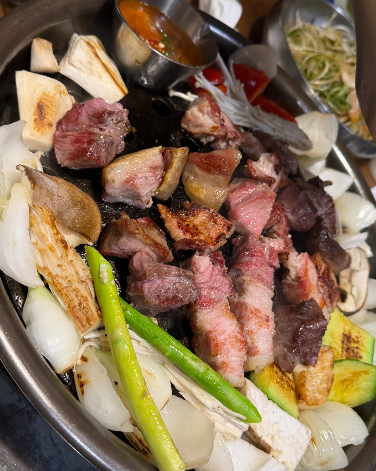 ボルムスプ 西帰浦中文店 — 野菜と一緒に焼かれる黒豚