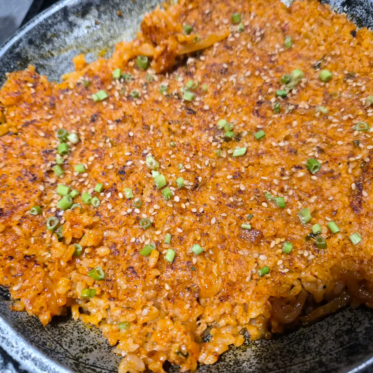 鉄鍋で焼いた大根の和え物入りチャーハン