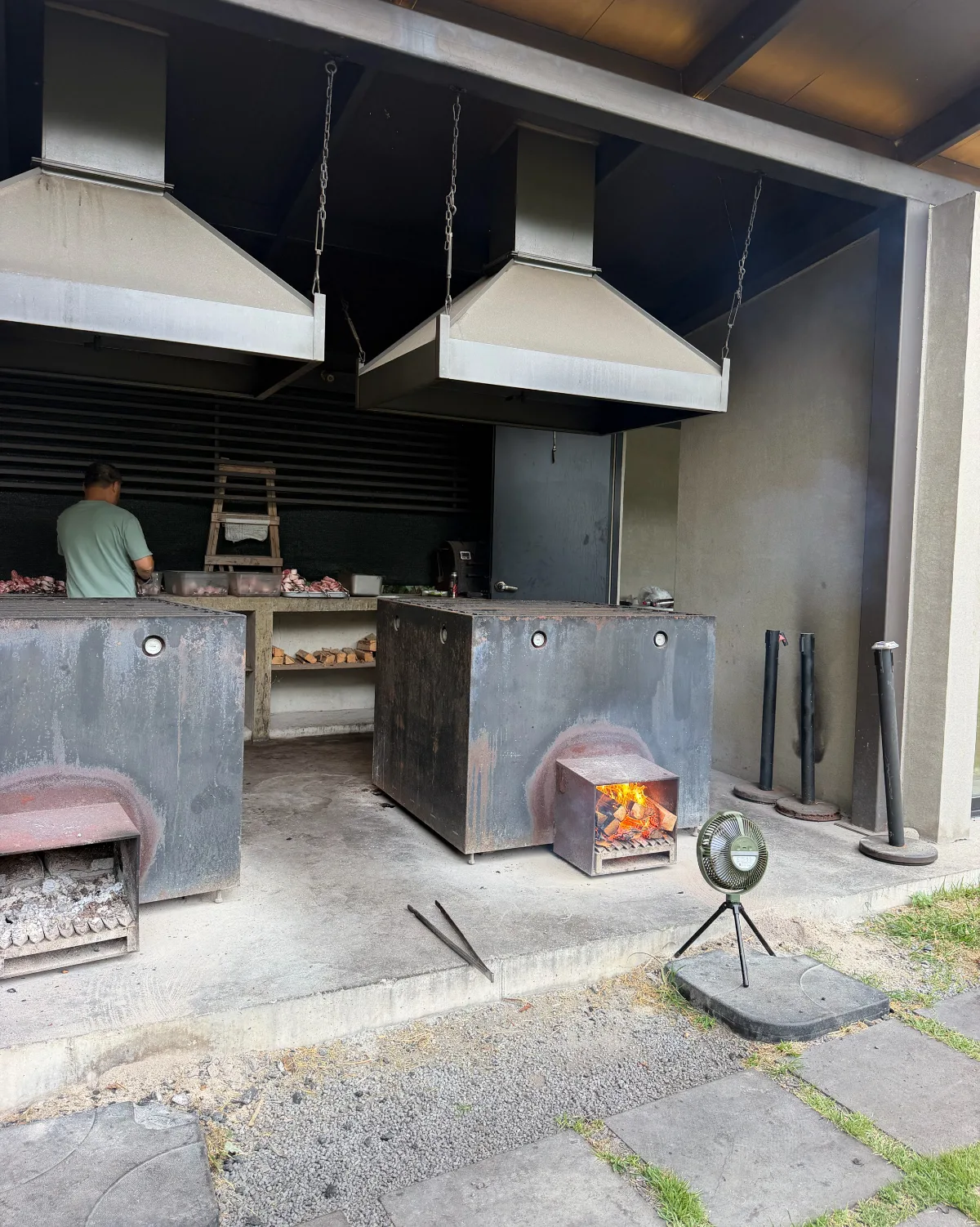 屋外にある燻製用の炉