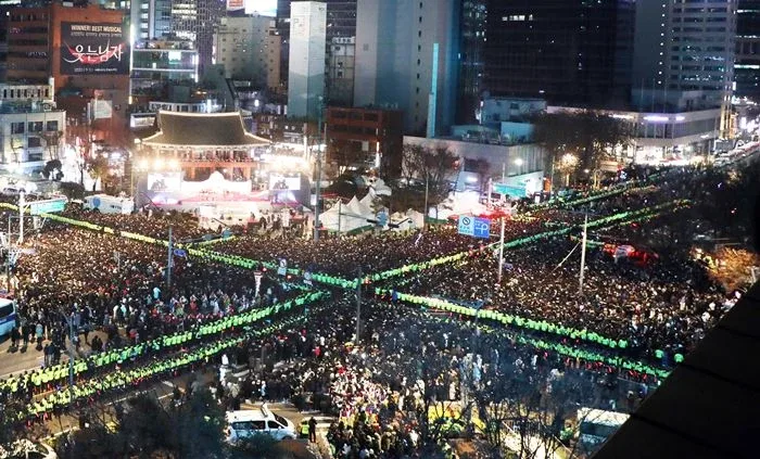 除夜の鐘の夜、普信閣の前の交差点を埋めた人波