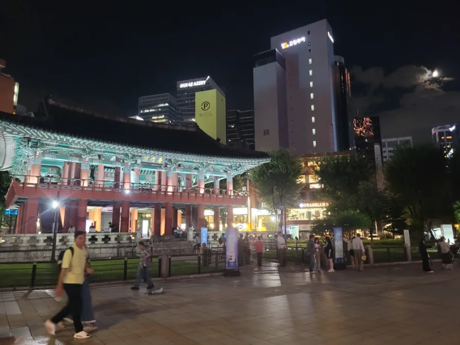 ライトアップされた夜の普信閣