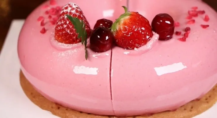 いちごを飾ったピンクのリングケーキ