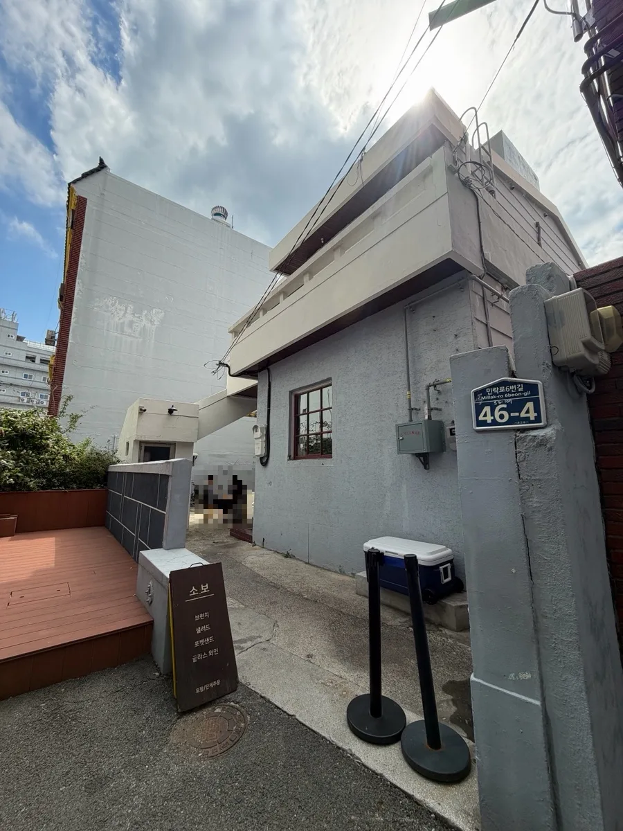 ソボ — 路地に面したソボの建物