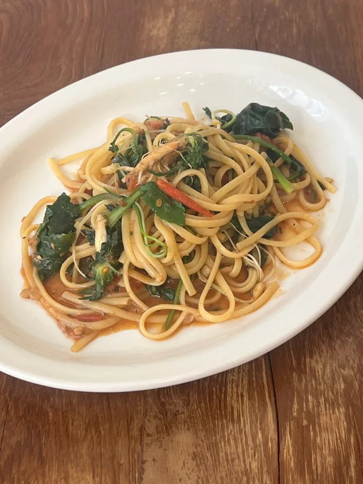 アンチョビと季節の山菜のパスタ