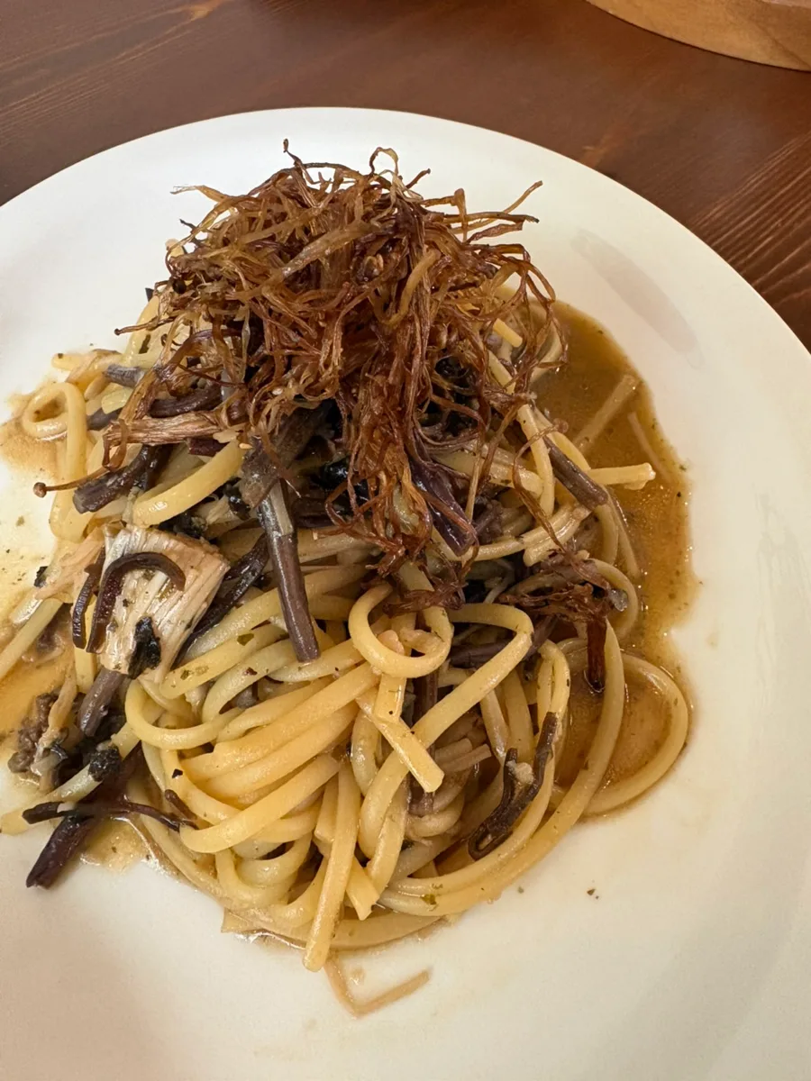 ソボ — ワラビをのせたパスタ