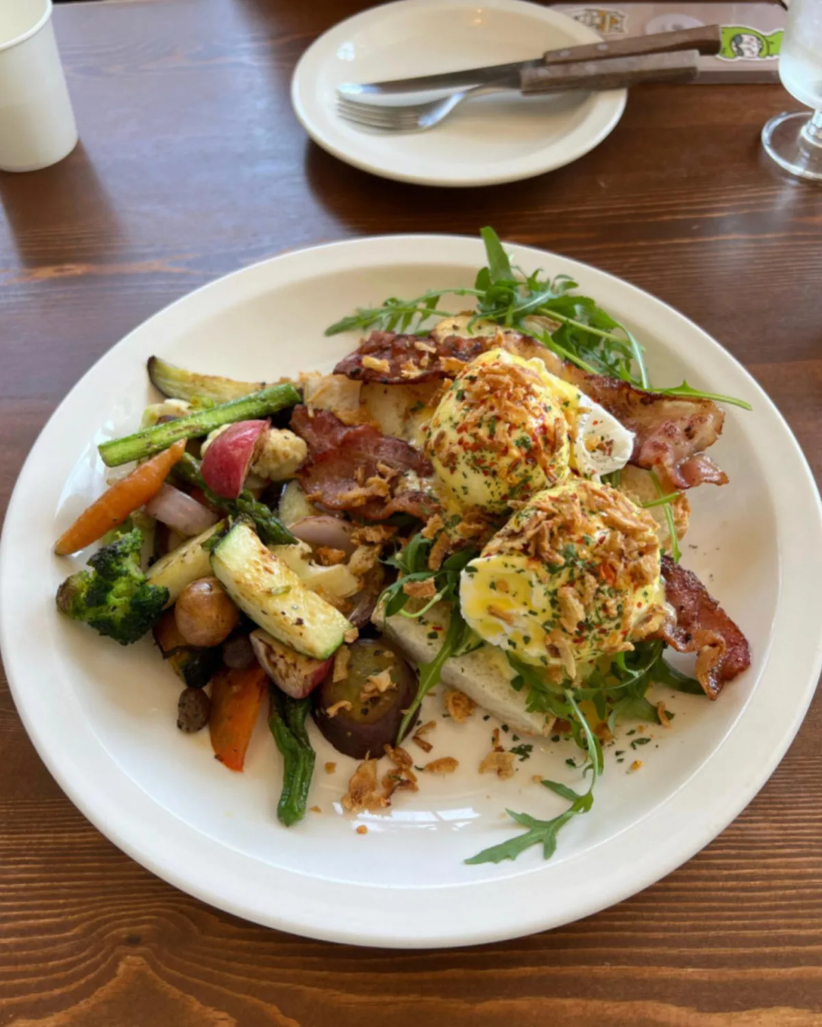 焼き野菜を添えたエッグベネディクト